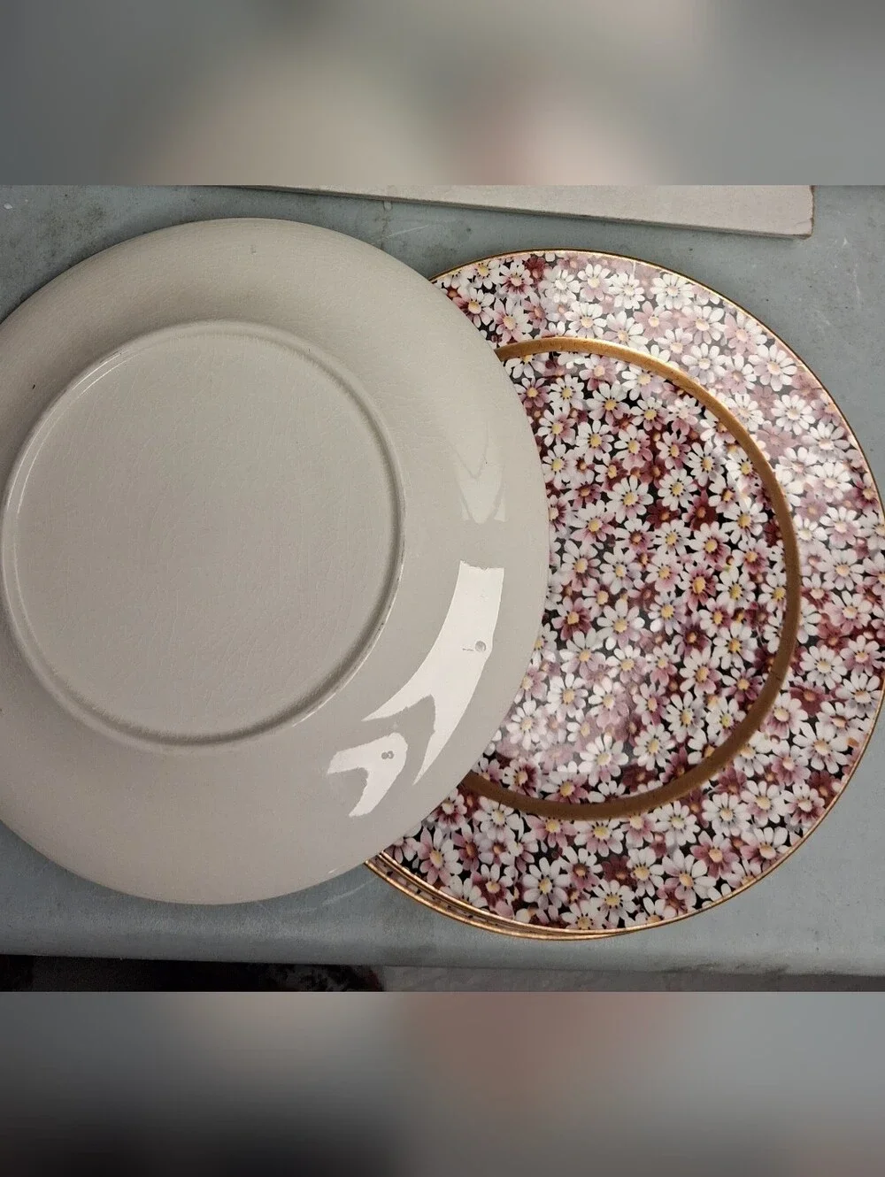 Set Of 4, Floral Charger Plate with Pink Daisy Pattern and Gold Trim